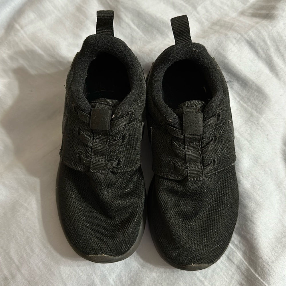 Nike boys black size 10c